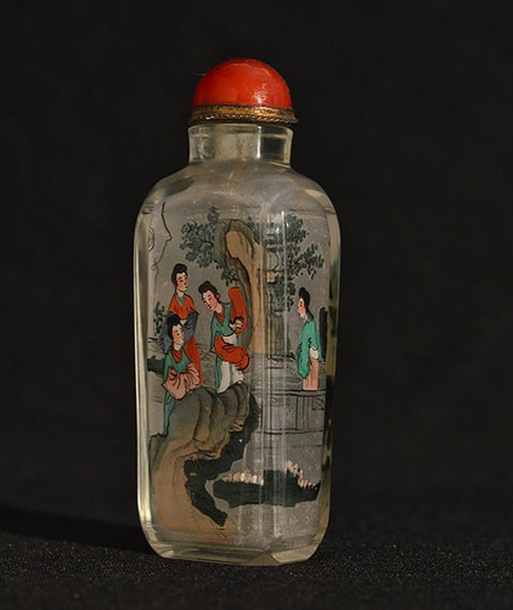 Botella para rapé proveniente de China con cuerpo de vidrio pintado desde el interior, siglo XIX.