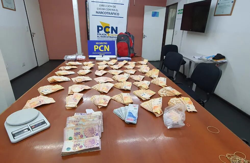 Dinero en efectivo en pesos y dólares, también fue parte del secuestro que realizó personal de la PCN. Gentileza / Ministerio de Seguridad