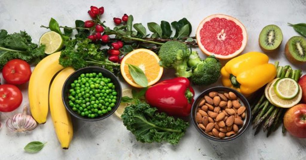 Para reforzar nuestras defensas debemos consumir diariamente alimentos ricos en vitamina C como las frutas de estación, cítricos, verduras y frutos secos
