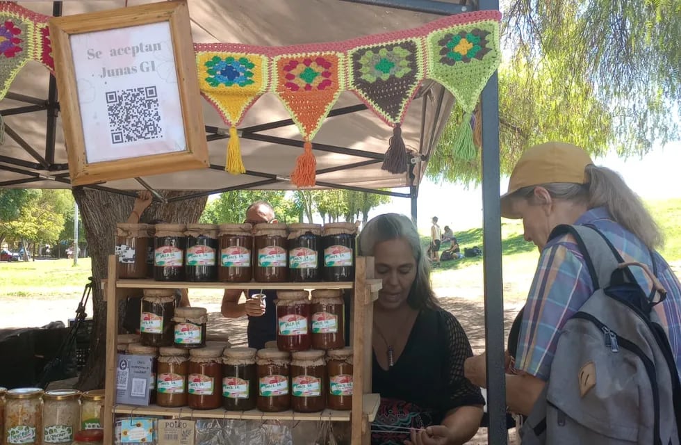Feria de intercambios y de productos orgánicos en plena Ciudad de Mendoza