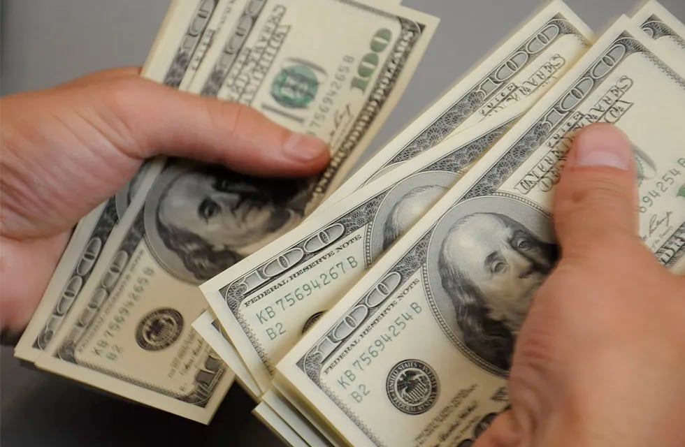 El dólar oficial sigue subiendo, aunque las miradas estén puestas en el paralelo