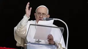 Operan de urgencia al papa Francisco por un bloqueo intestinal