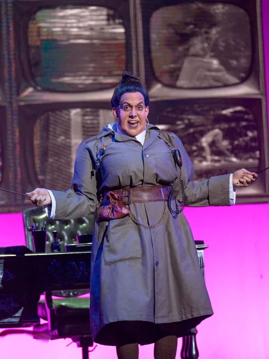 El comediante encara el personaje de Tronchatoro en el musical de Matilda.