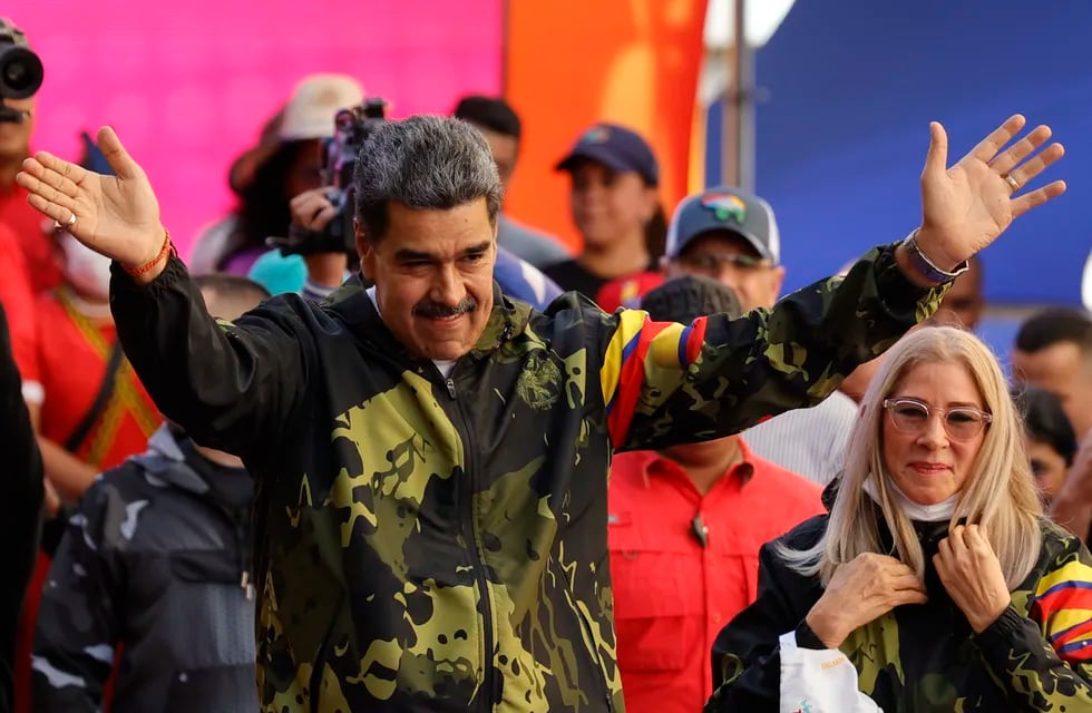 ARCHIVO - El presidente Nicolás Maduro, acompañado por la primera dama Cilia Flores, saluda a sus partidarios durante un evento que conmemora el aniversario del golpe de estado de 1958 que derrocó al dictador Marcos Pérez Jiménez, en Caracas, Venezuela, el 23 de enero de 2024. (AP Foto/Jesús Vargas, Archivo)