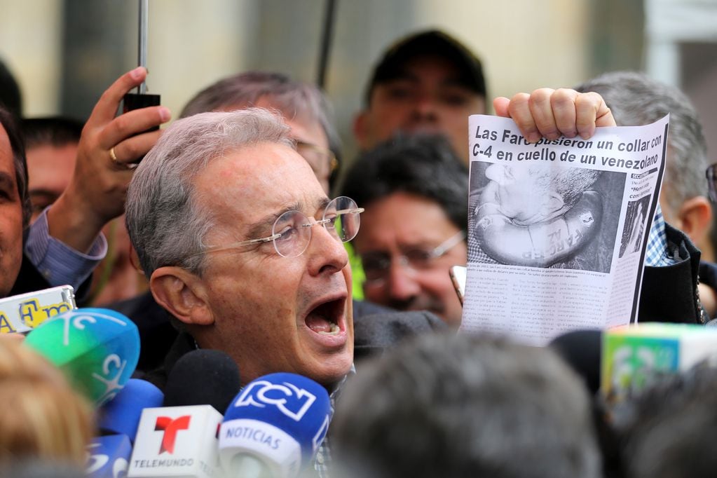 El origen de la acusación se remonta al enfrentamiento entre Uribe y las fuerzas paramilitares de Colombia. 