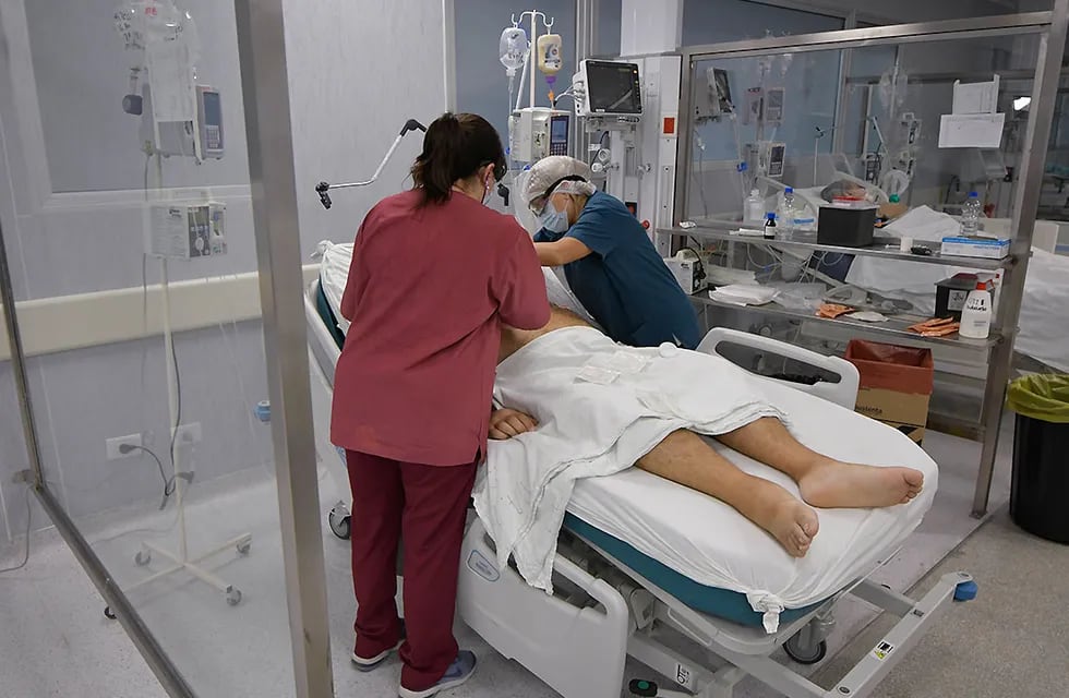 En una semana en el Gran Mendoza la ocupación de camas de terapia intensiva pasó de 95,13% a 94,12%. Foto: Orlando Pelichotti / Los Andes.