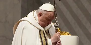 Tras su ausencia en el vía crucis, el Papa Francisco presidirá la Vigilia de Pascua (Foto AP/Gregorio Borgia)
