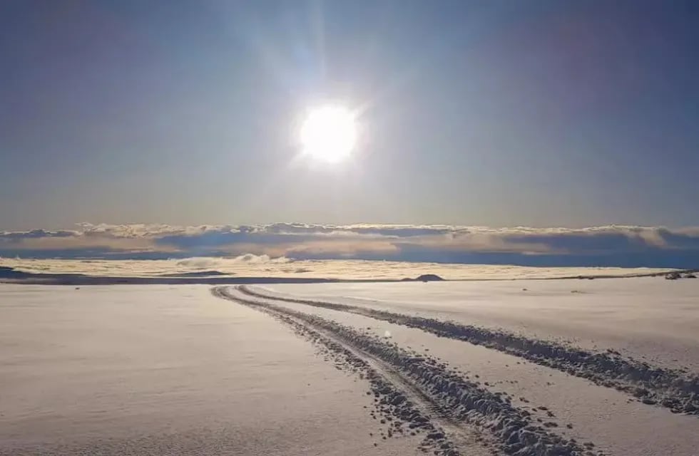El impactante paisaje de La Payunia cubierta de nieve y que la hace ver como una postal del espacio. Foto: Gentileza Guardaparque Jimena Martíjez Chaves
