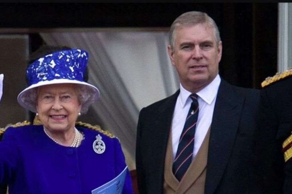 Isabel II del Reino Unido, actual monarca británica, junto a su hijo Andrés de York, acusado de abuso sexual.