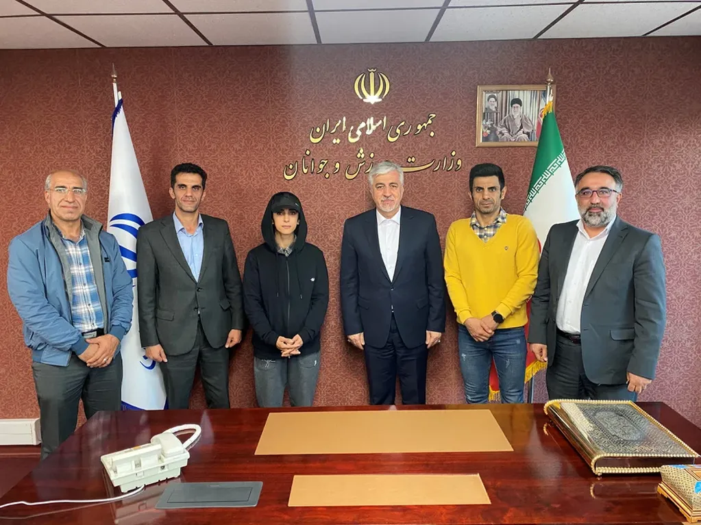Tras su llegada al país, Elnaz Rekabi se reunió con el ministro de Deportes Hamid Sajjadi. Foto: Web