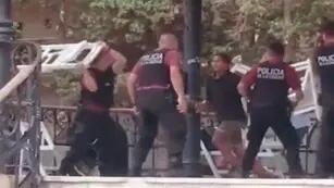 Policias detienen a un hombre a sillazos en Barrancas de Belgrano