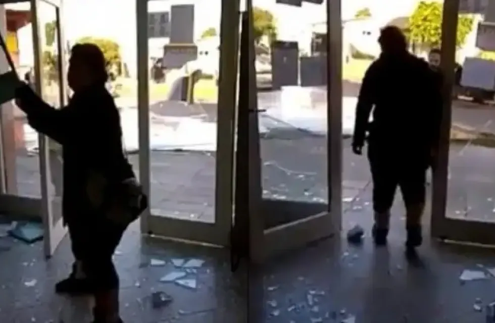 Una mujer atacó un registro civil en La Matanza. / Foto: captura de video