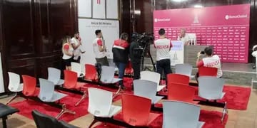 Los medios no entraron al Ducó para ver el partido entre Huracán y Talleres, pero sí pudieron hacerle preguntas al DT por celular. 