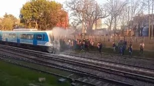Accidente fatal: el tren Sarmiento embistió a una moto que quiso pasar con las barreras bajas