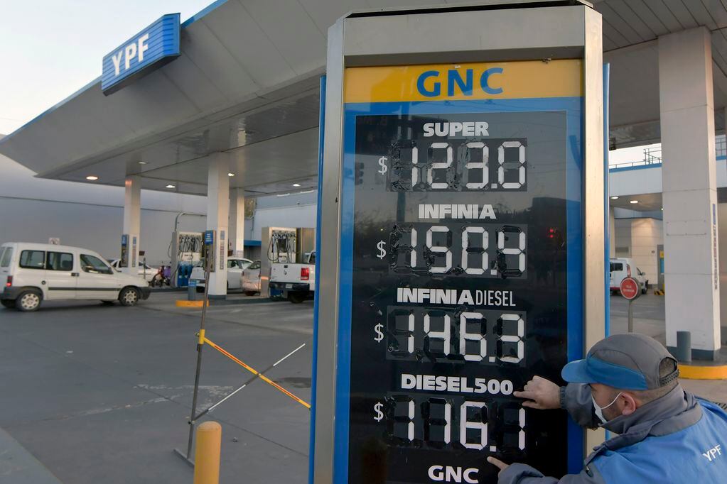 Los combustibles premium acumulan incrementos por encima del 40%.  Foto: Orlando Pelichotti / Los Andes