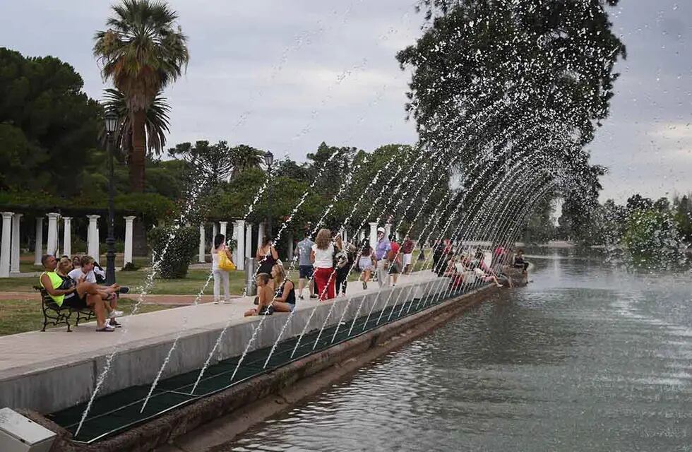 Ola de calor en la provincia de Mendoza con temperaturas muy altas.La gente se refresca a la orilla del lago del parque General San Martin.Foto: José Gutierrez