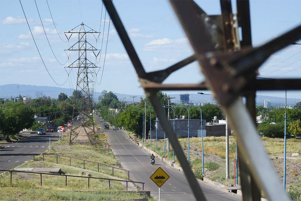 El pasado 19 de mayo, el gobernador Rodolfo Suárez determinó un aumento en la tarifa de la luz en Mendoza, por el Valor Agregado de Distribución.