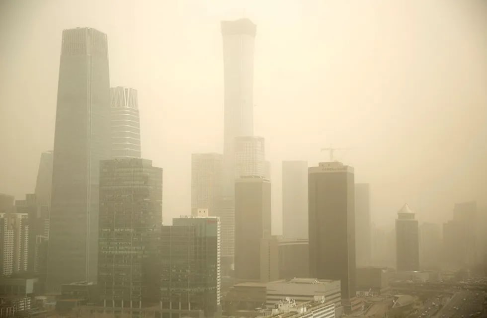 China debió cerrar patios de recreo de las escuelas y autopistas debido a una densa nube de contaminación atmosférica