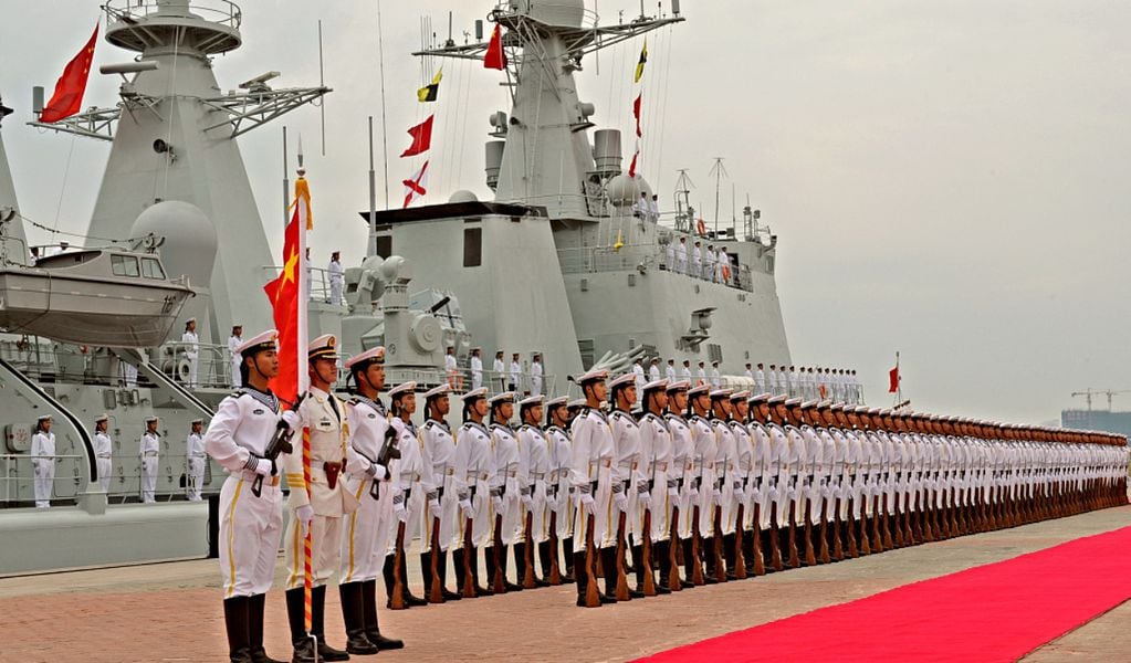 Foto de archivo de la inauguración de dos nuevos buques de guerra y un submarino nuclear chinos.