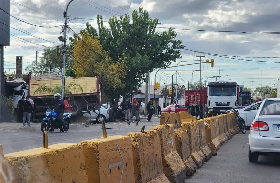 Caos en el carril Rodríguez Peña: camión sin frenos chocó a dos autos y se incrustó en una gomería. Gentileza - @MATIPASCUALETTI