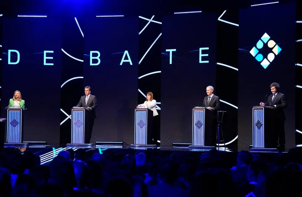 Los candidatos en el primer debate presidencial obligatorio, en Santiago del Estero. (Foto: Clarín)