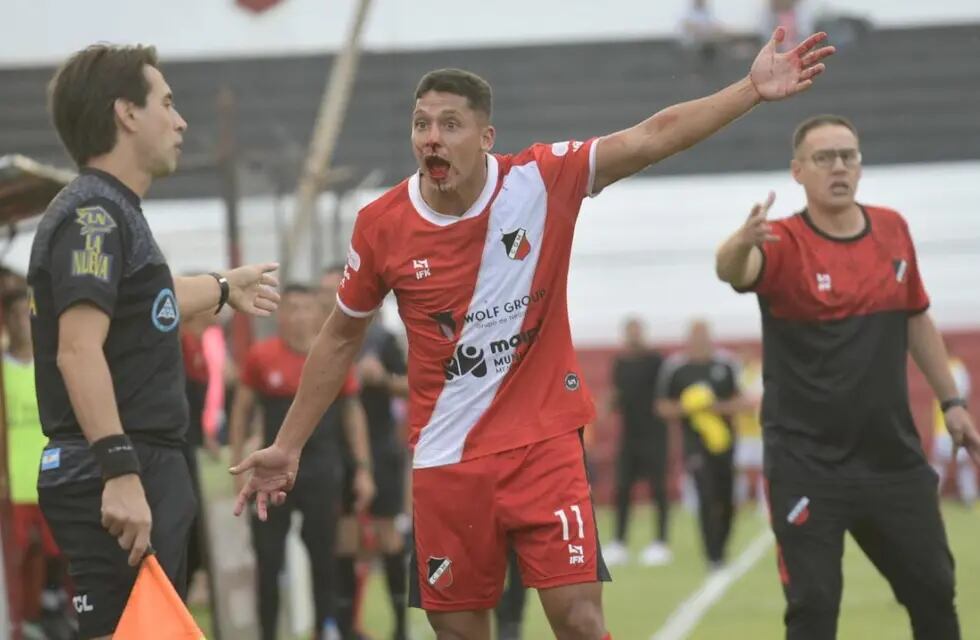 Deportivo Maipú enfrente a Deportivo Riestra por la Primera Nacional / Orlando Pelichotti.