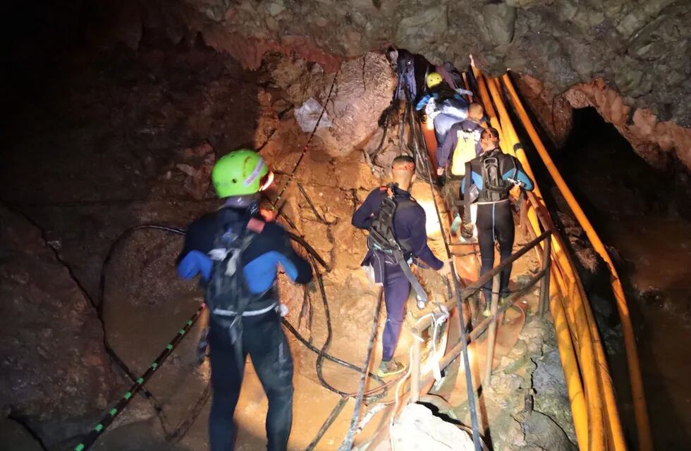 Tailandia: ya son ocho chicos rescatados de la cueva 