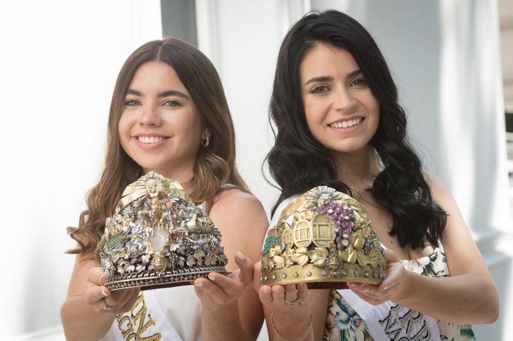 Ana Laura Verde y Gemina Navarro recibieron a la prensa en su primer día como soberanas. Foto Ignacio Blanco.