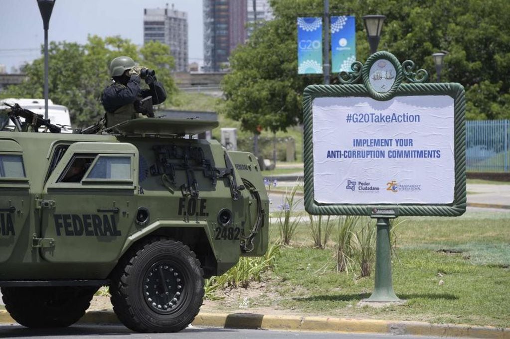 
Foto: AFP | Las fuerzas de seguridad en vehículos blindados patrullan cerca de Costa Salguero, sede de la Cumbre.
   