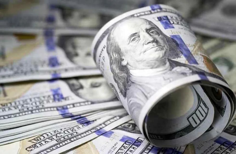 Otra vez el dólar blue comienza a subir y a preocupar al gobierno. (AP/Archivo)