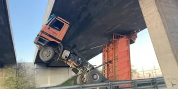 El impresionante rescate de un camionero que quedó atrapado en un puente