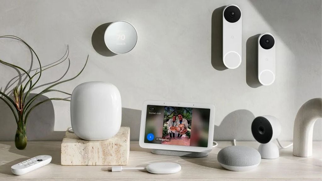Los dispositivos Google Nest, además de parlantes, incluyen cámaras de seguridad, timbres inteligentes y termostátos.