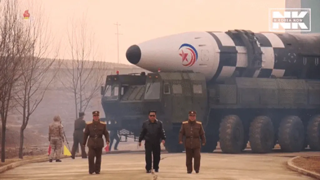 Kim Jong un, líder supremo de Corea del Norte, junto a un misil balístico.