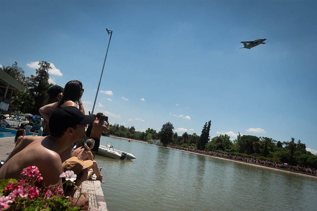 112° Aniversario del Club Mendoza de Regatas.
Exhibición Aérea y Acuática en el Lago del Parque General San Martín.  Foto Ignacio Blanco / Los Andes