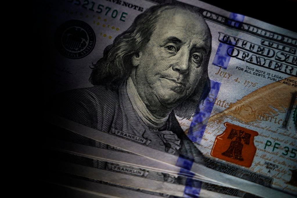 La imagen de Benjamin Franklin puede verse en billetes de 100 dólares, el jueves 14 de julio de 2022, en el municipio de Marple, Pensilvania. (AP Foto/Matt Slocum)
