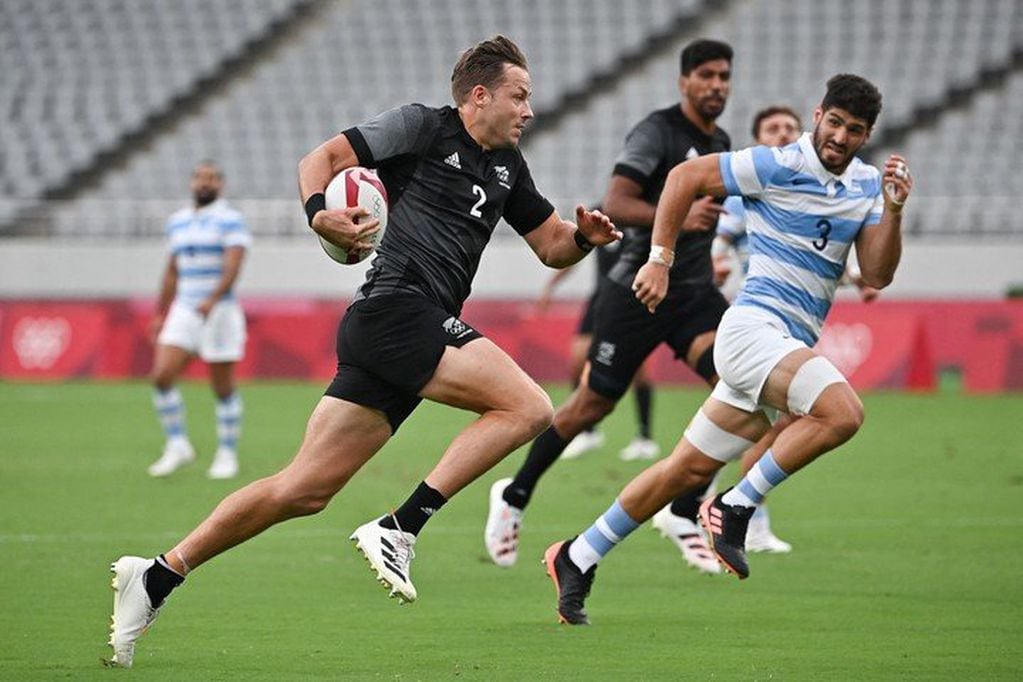 El seleccionado argentino de rugby seven, Los Pumas 7′s, cayó esta madrugada ante su par de Nueva Zelanda, por 35 a 14. - 