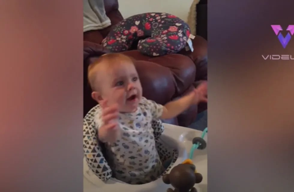 El hombre grabó el momento en que su hijo Jude, de un año, deja de llorar de repente cuando escucha la música.