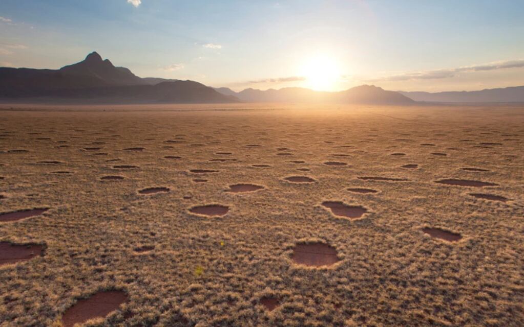 Desiertos en distintas partes del planeta manifiestan las mismas formaciones circulares en su superficie. Foto The Sun.