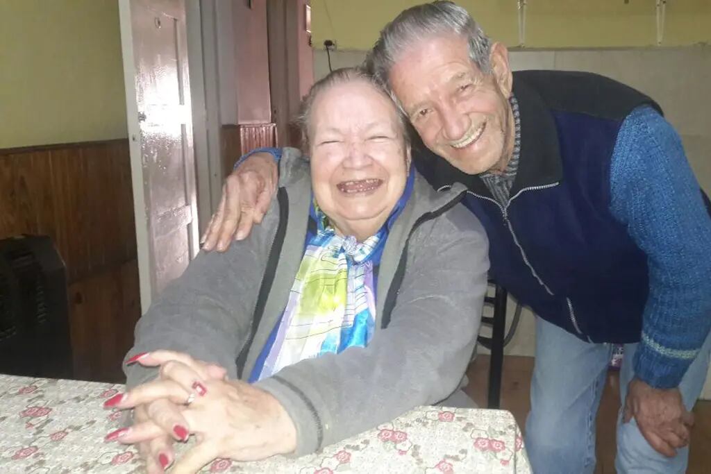 Yolanda, la "enfermera del barrio" en Luzuriaga cumple 90 años y sonríe; pese a la pandemia.