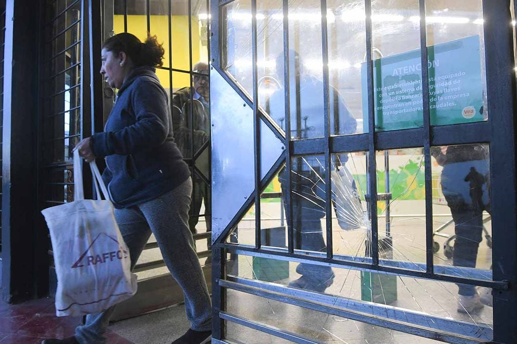 Vidrios rotos en la puerta de ingreso al local del supermercado Vea ubicado en calle Godoy Cruz casi Avellaneda de Guaymallén, donde un grupo de personas ingresaron e intentaron robar mercadería
Foto: José Gutierrez / Los Andes 