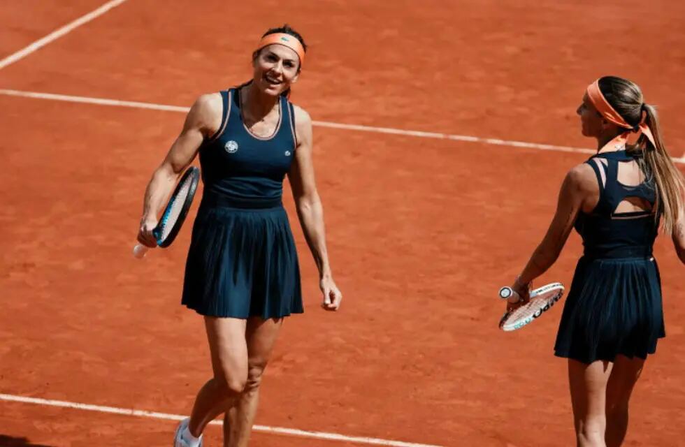 Gabi Sabatini (52) y Gisela Dulko brillaron en su primer partido en el torneo de Leyendas de Roland Garros. / AP
