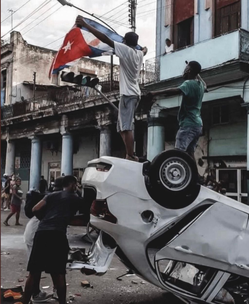 Al grito de “Pim pam fuera, abajo la gusanera”, el pueblo cubano se manifiesta contra el oficialismo. - 