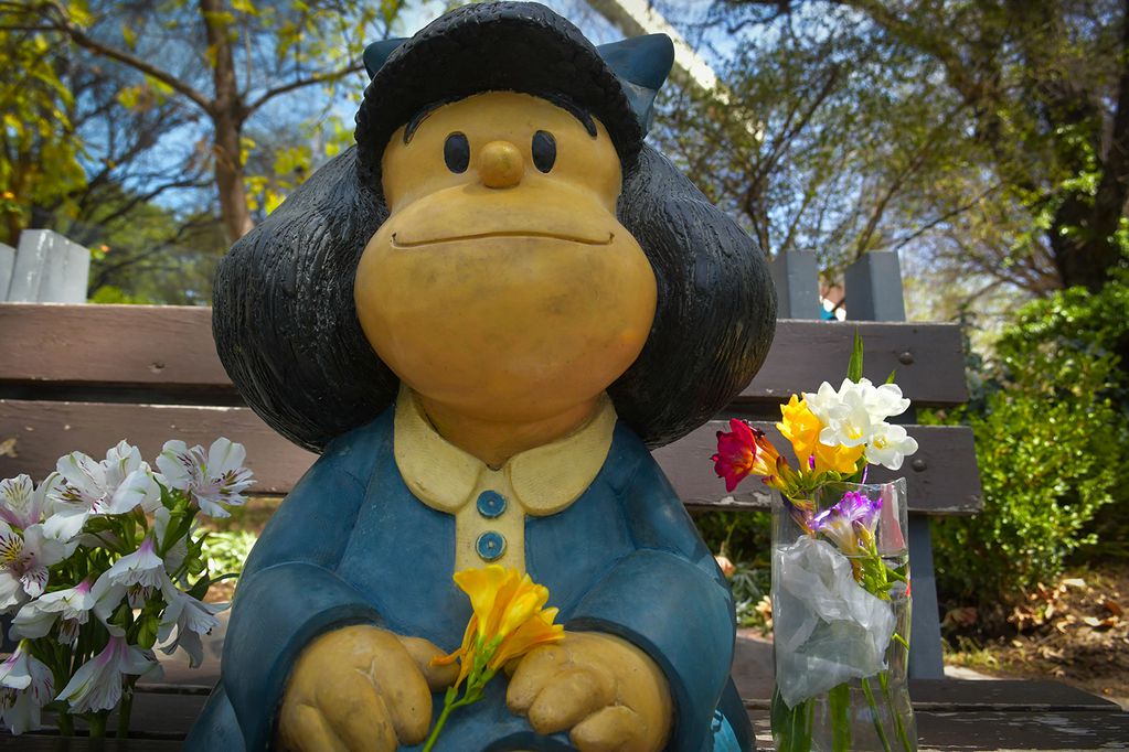Algunos mendocinos dejaron flores en a escultura de Mafalda en la calle Arístides Villanueva.