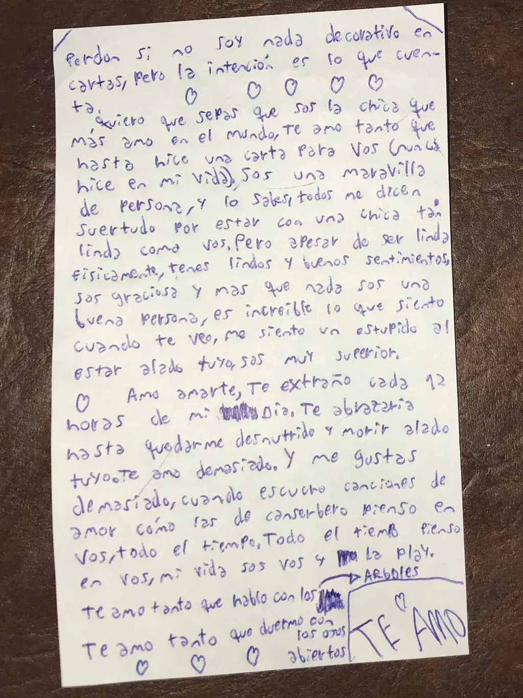 El pequeño le regaló la carta a su novia junto a "papas de jamón serrano", sus favoritas. Foto: Twitter