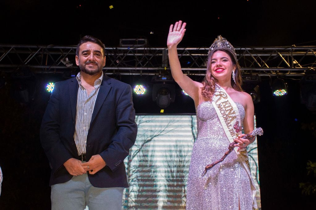 El intendente de La Paz, Fernando Ubieta, recibió a la soberana electa como Reina Nacional del Vendimia, Ana Laura Verde.