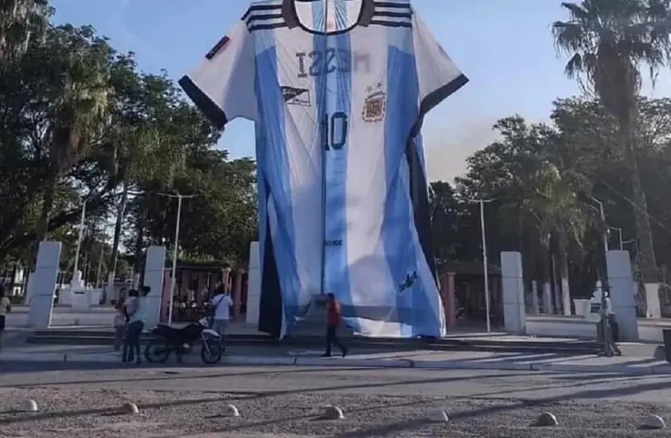 La colosal camiseta izada en la plaza Hipólito Yrigoyen. Foto: Web