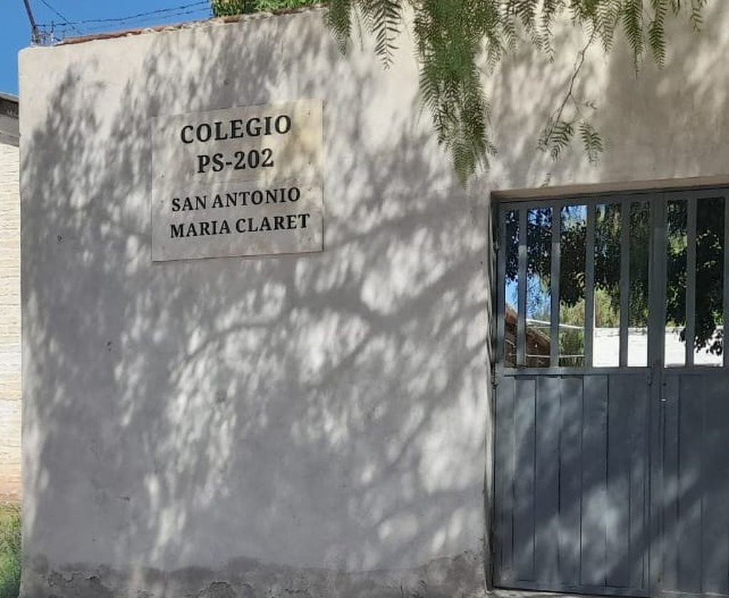 Una escuela del barrio La Favorita necesita bancos y pizarrones  para dictar clases. Foto: Gentileza.