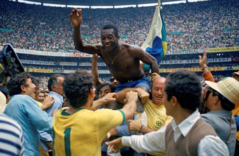 Tricampeón. Pelé levantó la Copa del Mundo en Suecia 1958, Chile 1962 y México 1970. Su reinado fue indiscutido hasta las apariciones de Diego Maradona y Lionel Messi. (AP)