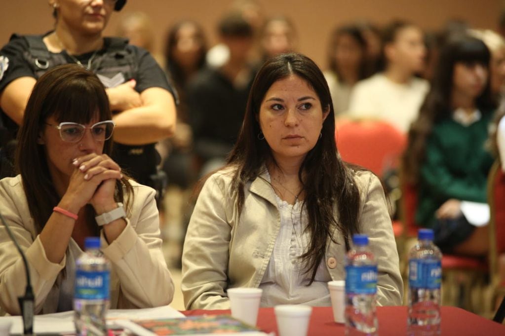 La policía Nadia Verdugo (derecha) junto a la abogada defensora María de los Ángeles Hidalgo. | Foto: Poder Judicial.
