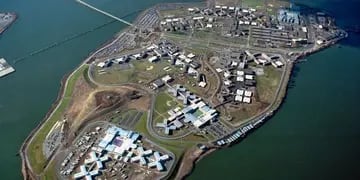 Vista aérea del complejo penitenciario en la isla Rikers, Nueva York. / AP